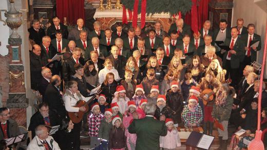 Weihnacht, strahlende Zeit: Beim Adventskonzert des Männergesangvereins Sängerlust in der voll besetzten St.-Jakobus-Kirche in Großlangheim zeigten über 80 Sänger, was sie können. Weihnacht, strahlende Zeit: Beim Adventskonzert des Männergesangvereins Sängerlust in der voll besetzten St.-Jakobus-Kirche in Großlangheim zeigten über 80 Sänger, was sie können.