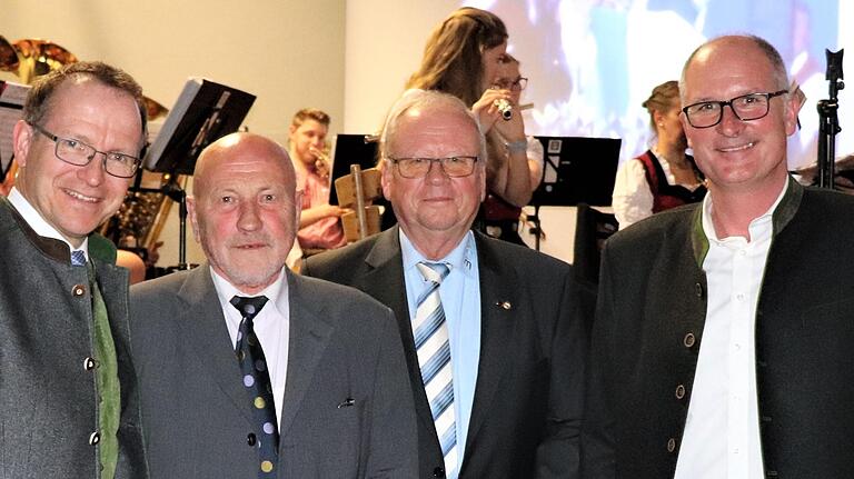 Jörg Ammon (BLSV), Friedrich Born (TSV-Vorstand), Karl-Heinz Hübner (BLSV) und Bürgermeister Stephan Amend (von links) hielten die Ansprachen. Jörg Ammon (BLSV), Friedrich Born (TSV-Vorstand), Karl-Heinz Hübner (BLSV) und Bürgermeister Stephan Amend (von links) hielten die Ansprachen. 