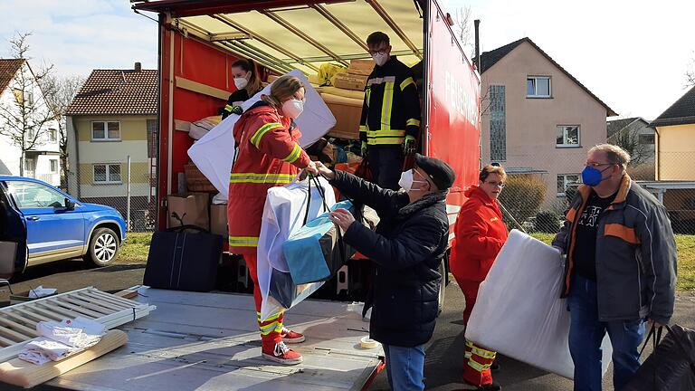 Günter Zirkelbach und Marco Aigner geben in Gerbrunn das Reisebettchen der Enkelin und Tochter ab, die angesichts der Not der Geflüchteten aus der Ukraine spontan beschlossen hat, dass sie dies nun nicht mehr benötigt und spenden möchte. Günter Zirkelbach und Marco Aigner geben in Gerbrunn das Reisebettchen der Enkelin und Tochter ab, die angesichts der Not der Geflüchteten aus der Ukraine spontan beschlossen hat, dass sie dies nun nicht mehr benötigt und spenden möchte.