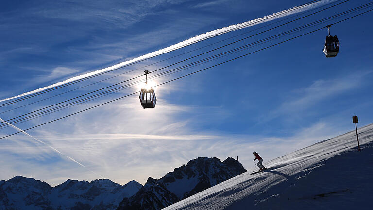 Ski-64626178       -  Ein Skifahrer fährt am 22.12.2015 unterhalb der 1780 Meter hoch gelegenen Mittelstation des Fellhorns bei Oberstdorf (Bayern) im Sonnenschein. Während in tieferen Lagen Bayerns kein Schnee mehr zu finden ist, ist in den Höhenlagen der bayerischen Alpen das Ski- und Snowboardfahren auf einer begrenzten Zahl von Pisten oft noch möglich. Foto: Karl-Josef Hildenbrand /dpa +++(c) dpa - Bildfunk+++ | Verwendung weltweit