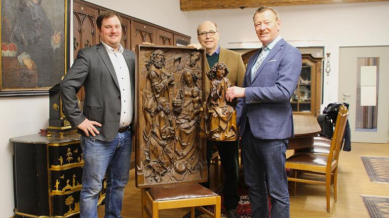 Stadtarchivar Georg Menig (von links), Christoph Maria Schülling und Bürgermeister Peter Juks bei der Übergabe zweier Riemenschneider-Replikate. Schülling hat diese der Stadt Ochsenfurt vermacht.