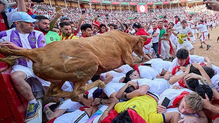 &bdquo;Sanfermines&rdquo;-Fest in Pamplona       -  Bei den Mutproben der vorwiegend jungen Läufer gibt es jedes Jahr mehrere Verletzte. (Archivbild)