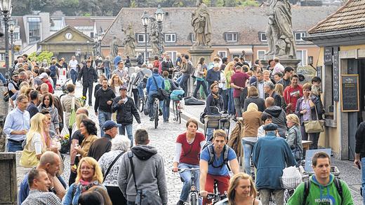 Brückenschoppen und Passanten: Mit gegenseitiger Rücksichtnahme lässt sich beides verbinden.