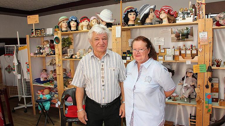 Christel Gaida und ihr Lebensgefährte Dietmar Hirn führen die Puppenklinik in Karlstadt gemeinsam. In dem kleinen Laden verkaufen sie außerdem selbst gemachte Produkte.