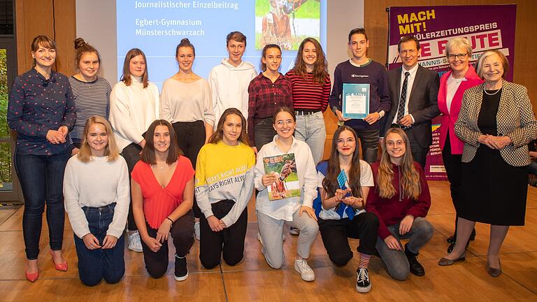 Diese Schüler des Egbert-Gymnasiums bekamen von Staatsministerin Judith Gerlach und von der Vorsitzenden der Hanns-Seidel-Stiftung, Ursula Männle, den Preis für den besten journalistischen Einzelbeitrag.