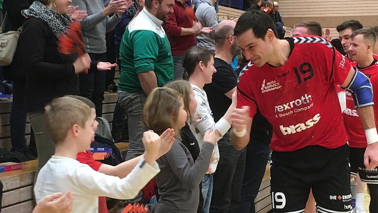 Ein Bild aus dem Januar 2020, das wirkt wie aus einer fernen Zeit: Carlos Prieto (vorne rechts), spanischer Kreisläufer der TSV Lohr, nimmt die Ovationen des heimischen Publikums entgegen. Wann Zuschauer wieder in Handballhallen dürfen, ist derzeit völlig offen.