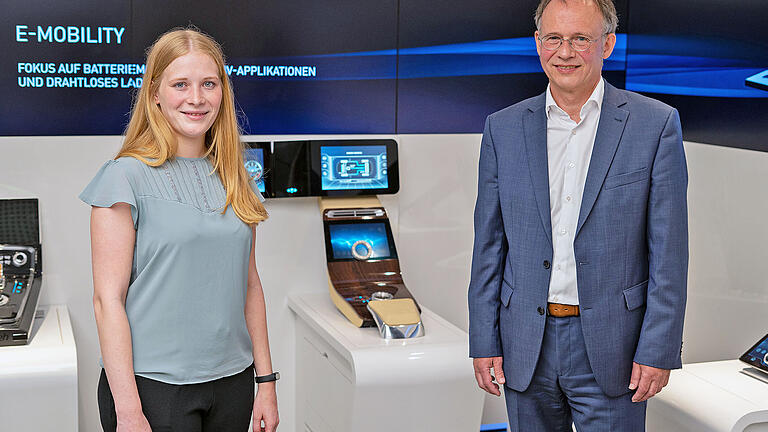 Carolin Demar und der Dr. Martin Ernst, Leiter der Abteilung Software Engineering und Applications der der Preh GmbH in Bad Neustadt