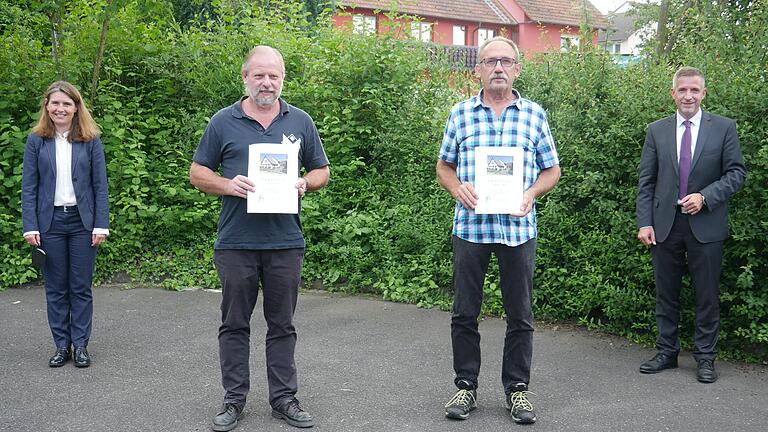 Erste Preise für Blumenschmuck gingen an Weickersgrüben und Seifriedsburg. Das Bild zeigt (von links) Landrätin Sabine Sitter, Detlev Fischer (Weickersgrüben), Erich Brandenstein (Seifriedsburg), MdL Thorsten Schwab als Vertreter des Bezirksverbandes Unterfranken. Erste Preise für Blumenschmuck gingen an Weickersgrüben und Seifriedsburg. Das Bild zeigt (von links) Landrätin Sabine Sitter, Detlev Fischer (Weickersgrüben), Erich Brandenstein (Seifriedsburg), MdL Thorsten Schwab als Vertreter des Bezirksverbandes Unterfranken.