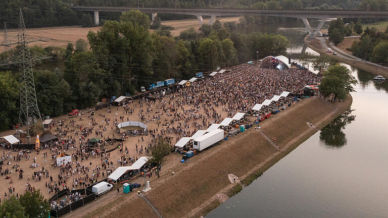 Rund 10.000 Menschen feierten nach Angaben der Veranstalter beim diesjährigen Tanzinsel-Festival in Gemünden.