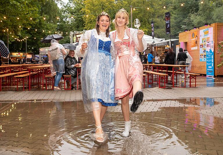 Tanzen im Regen: Nach drei Tagen Sonnenschein wurde es am Sonntag auf dem Volkacher Weinfest kurzzeitig nass.