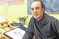 Im Atelier: Maneis Arbab zuhause in Höchberg an der Staffelei mit der Zeichnung, die er am Tag des Attentats machte. RASHID JALAEI