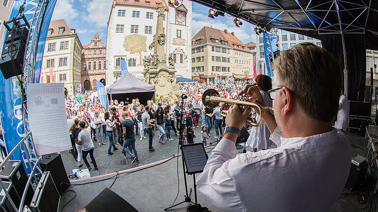 Neuer Rekord: Über 200.000 Besucher bei Würzburger Stadtfest       -  Ganz schön was los: Auf der Mainpost-Bühne am Vierröhrenbrunnen lädt die Band Salsamania zum Tanzen ein.