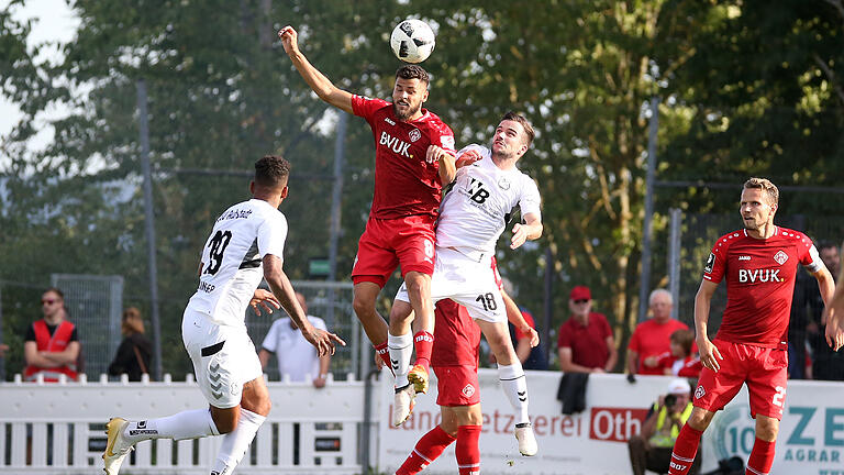 Fussball, BFV Verbandspokal, Achtelfinale, TSV Aubstadt - FC Würzburger Kickers       -  v.li.: Michael Dellinger (TSV Aubstadt), Dave Gnaase (FC Würzburger Kickers) im Zweikampf, Duell, duel, tackle mit Christoph Schmidt (TSV Aubstadt), Sebastian Schuppan (FC Würzburger Kickers)