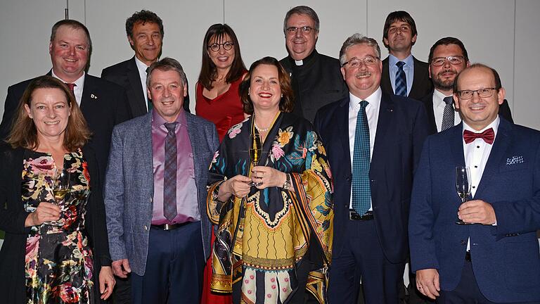 Die Weinbruderschaft freut sich über neun Neuaufnahmen. Im Bild vorne von links: Sandrine Heimig, Manfred Baumann, Andrea Wirsching, Matthias Stickler, Harald Brügel und Udo Feldinger, dahinter von links: Günter Wohlfart, Bruderschaftsmeister Peter Schwappach und seine Stellvertreterin Barbara Becker, Clemens Bieber und Andreas Baumann.