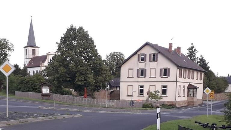 Die 'Alte Schule' in Rödelmaier am Ortsausgang nach Herschfeld - hier führten die Amerikaner im Mai 1945 im dortigen Stationspunkt ihre Verhöre durch.