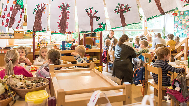 Wie sieht der Alltag im Kindergarten aus? Unser Reporter Aurelian Völker hat sich einen Tag im Kindergarten Marienau Werneck umgeschaut.