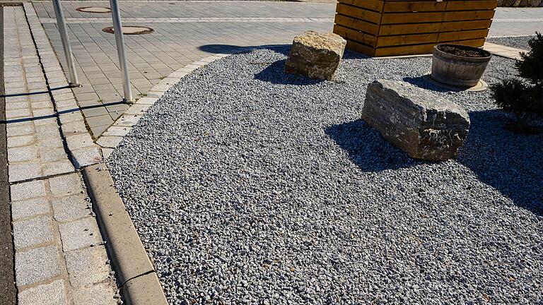 Große Steine, reichlich Kiesbett, kaum Pflanzen: Solche Vorgärten sollen nach dem Willen des Stadtrates künftig nicht mehr zulässig sein. Kommt das Verbot, würden aber bereits angelegte Schottergärten einen Bestandsschutz genießen. Große Steine, reichlich Kiesbett, kaum Pflanzen: Solche Vorgärten sollen nach dem Willen des Stadtrates künftig nicht mehr zulässig sein. Kommt das Verbot, würden aber bereits angelegte Schottergärten einen Bestandsschutz genießen.