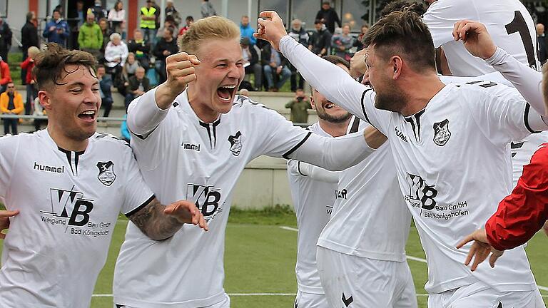 Moment der Erkenntnis: Ingo Feser, Steffen Behr, Daniel Leicht und Martin Thomann realisieren, dass der Titelgewinn perfekt ist.