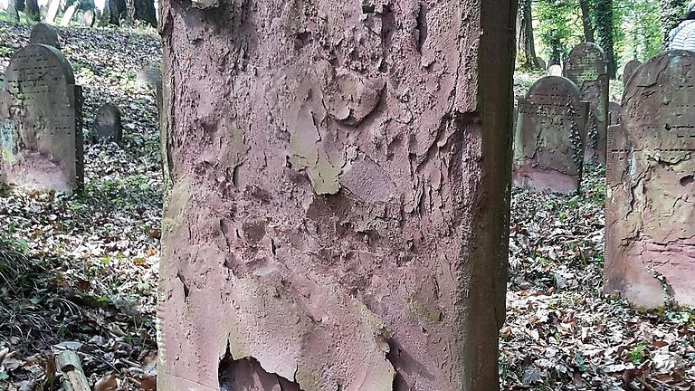 Etliche Grabsteine auf dem jüdischen Friedhof Laudenbach sind extrem verwittert.