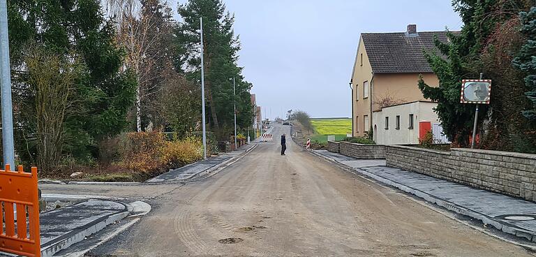 Bis auf die Feinschicht ist der Streckenbereich von der Abzweigung in den Sendelbach in Gadheim bis zum Waldgebiet 'Gebranntes Hölzlein' in Veitshöchheim fertiggestellt.&nbsp;