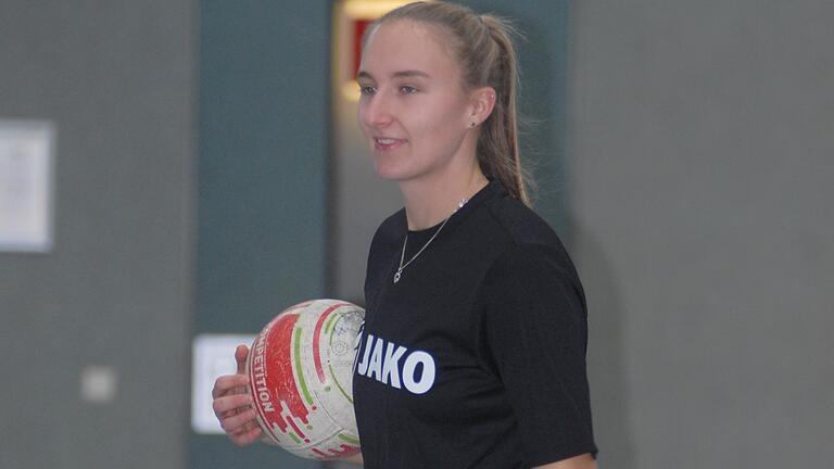 Svenja Schröder und die Frauen vom TV Segnitz haben am vorletzten Spieltag in der Ersten Bundesliga Süd den dritten Platz behauptet und können sich in den letzten beiden Spielen aus eigener Kraft für die Endrunde um die deutsche Faustball-Meisterschaft in Morlesfehn qualifizieren. Svenja Schröder und die Frauen vom TV Segnitz haben am vorletzten Spieltag in der Ersten Bundesliga Süd den dritten Platz behauptet und können sich in den letzten beiden Spielen aus eigener Kraft für die Endrunde um die deutsche Faustball-Meisterschaft in Morlesfehn qualifizieren.