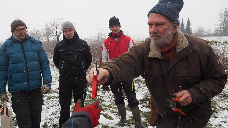 Der praktische Teil des Baumschnitt-Kurses mit Josef Weimer (rechts) fand auf einer Obstwiese in Bergrheinfeld statt.