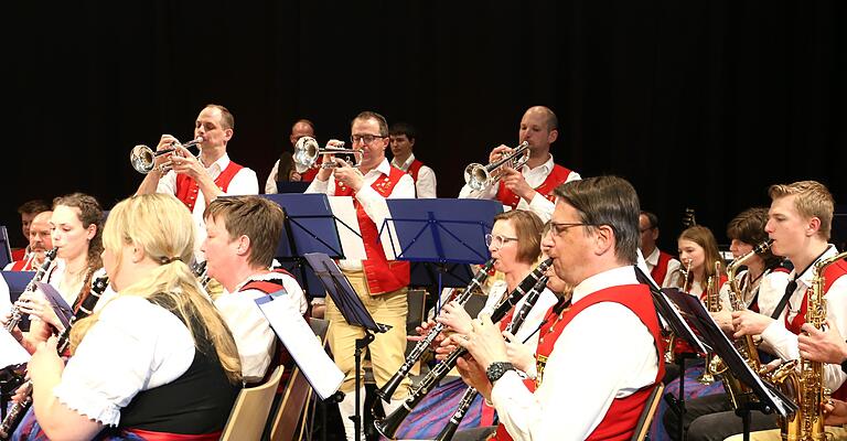 Das Trompetentrio Andi Korbmann, Armin Düchs und Markus Korbmann spielte beim inspirierenden Werk 'Bugler`s Holiday' von  Leroy Anderson, was die Finger und der Atem hergaben.