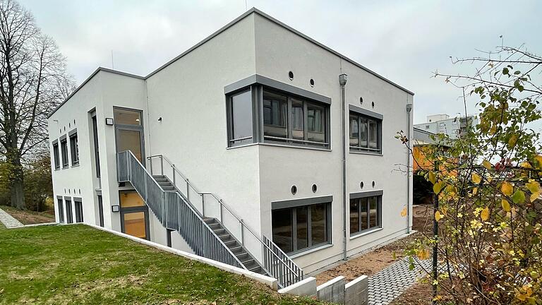 Der neue Anbau der Grundschule in Haßfurt aus östlicher Richtung.