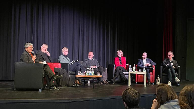 Eine hochkarätig besetzte Runde diskutierte mit den Oberstufenschülern des Egbert-Gymnasiums. Eine hochkarätig besetzte Runde diskutierte mit den Oberstufenschülern des Egbert-Gymnasiums.