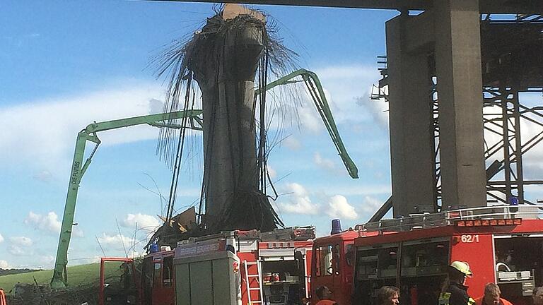 Einsatz an der eingestürzten Schraudenbach-Brücke an der A7 Mitte Juni 2016: Diese Woche will die Staatsanwaltschaft Schweinfurt bekannt geben, ob – und falls ja – gegen wen sie Anklage wegen fahrlässiger Tötung und Körperverletzung erhebt. Einsatz an der eingestürzten Schraudenbach-Brücke an der A7 Mitte Juni 2016: Diese Woche will die Staatsanwaltschaft Schweinfurt bekannt geben, ob – und falls ja – gegen wen sie Anklage wegen fahrlässiger Tötung und Körperverletzung erhebt.