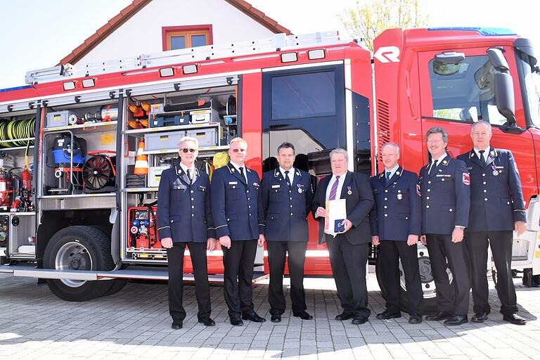 Ehrungen beim Werkfeuerwehrverband Bayern: Das Bild zeigt (von links) Schatzmeister Jörg Leiwering, Vorsitzender Martin Wilske,  Andreas Schnepp, Adolf Binder, Martin Siebert, Andreas Gandorfer und stellvertretender Vorsitzender Peter Eschenbacher (Werkfeuerwehr Fehrer).