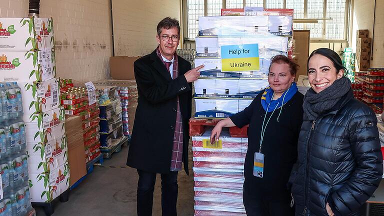 Oberbürgermeister Christian Schuchardt (links) und Sozialreferentin Hülya Düber (rechts) sind begeistert von der Unterstützung der Bürgerinnen und Bürger hinsichtlich des Ukraine-Krieges. Das Foto entstand im Lager des Reuterhauses mit Natali Soldo-Bilac, zuständig für die Betreuung von Flüchtlingen im Reuterhaus.