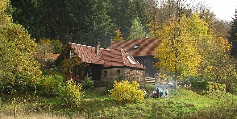 Die Spessartwirtschaft Sylvan im Weihersgrund ist bekannt für gebratene Leber- und Blutwürste.