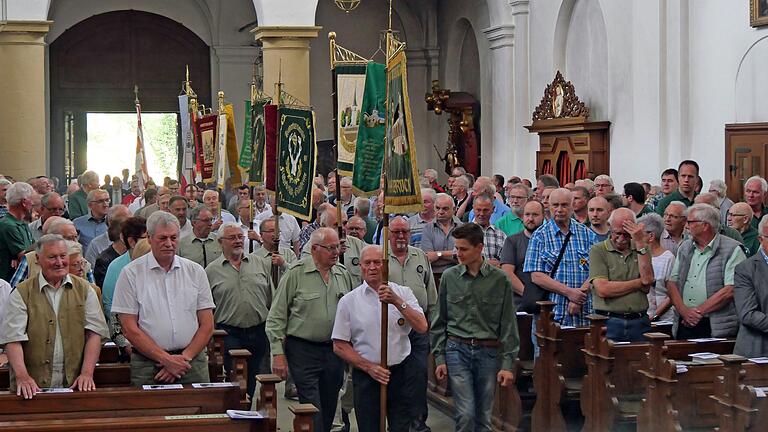 Beim Einzug zum Festgottesdienst beim Hubertusfest in Fährbrück waren die Standarten mehrerer Ortsvereine dabei. Beim Einzug zum Festgottesdienst beim Hubertusfest in Fährbrück waren die Standarten mehrerer Ortsvereine dabei.