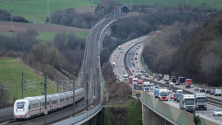 ICE-Strecke zwischen Köln und Frankfurt       -  Ein ICE der Deutschen Bahn fährt auf der Hochgeschwindigkeitsstrecke zwischen Frankfurt und Köln neben der Autobahn. (Foto Archiv).