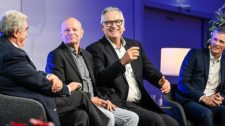 Bei der Verabschiedung im Vogel Convention Center in Würzburg mit langjährigen Weggefährten auf der Bühne: David Brandstätter mit Michael Grabner, Martin Wieser und Chefredakteur Ivo Knahn (rechts). Bei der Verabschiedung im Vogel Convention Center in Würzburg mit langjährigen Weggefährten auf der Bühne: David Brandstätter mit Michael Grabner, Martin Wieser und Chefredakteur Ivo Knahn (rechts).