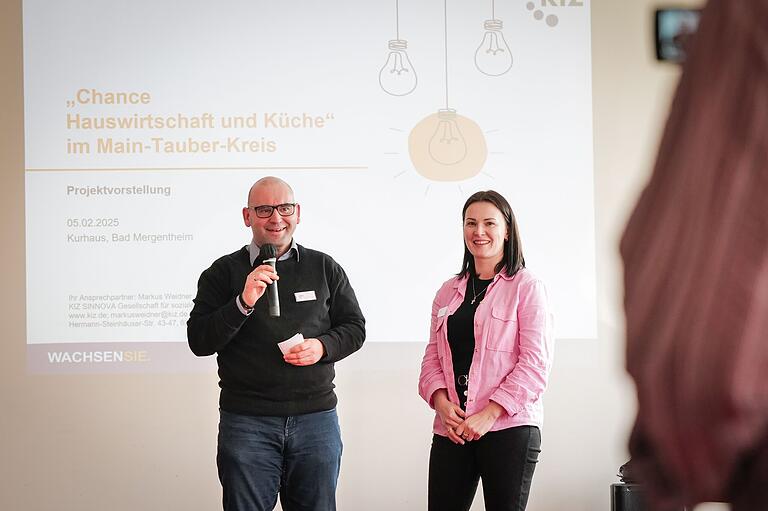 Jobcoach Christian Konrad und Teilnehmerin Alonia Kartvelisvilia, die im Hotel Bundschu eine Anstellung gefunden hat, berichteten von ihren Erfahrungen zum 'Chancenprojekt Inverse Arbeitsvermittlung'. Jobcoach Christian Konrad und Teilnehmerin Alonia Kartvelisvilia, die im Hotel Bundschu eine Anstellung gefunden hat, berichteten von ihren Erfahrungen zum 'Chancenprojekt Inverse Arbeitsvermittlung'.