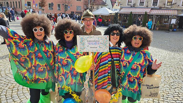 Haben ihre alten Hippie-Klamotten rausgeholt: der Seniorenbeirat Eibelstadt und der Bonbonbeutel-Bürgermeister. Haben ihre alten Hippie-Klamotten rausgeholt: der Seniorenbeirat Eibelstadt und der Bonbonbeutel-Bürgermeister.