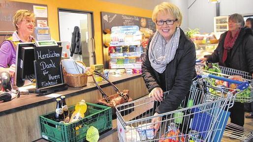 Frisch und fröhlich &ndash; so wird in Buchbrunn eingekauft. Besonders freitags und samstags hat Helga Hopfengart vom vierköpfigen Verkaufs-Team alle Hände voll zu tun. Auch Lydia Richter (vorne) deckt sich im &bdquo;KummRei&ldquo; gern mit allem Nötigen und allerhand Leckerem ein.