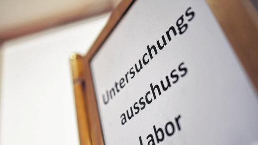 Tür zum Sitzungssaal: Im Bayerischen Landtag kam der Untersuchungsausschuss in Sachen Schottdorf zu einer Zeugenanhörung zusammen. Tür zum Sitzungssaal: Im Bayerischen Landtag kam der Untersuchungsausschuss in Sachen Schottdorf zu einer Zeugenanhörung zusammen.