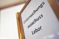 Tür zum Sitzungssaal: Im Bayerischen Landtag kam der Untersuchungsausschuss in Sachen Schottdorf zu einer Zeugenanhörung zusammen.