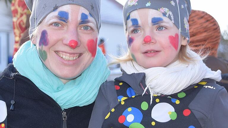 Hatten gut lachen: zwei Clowns beim Zug in Urspringen.