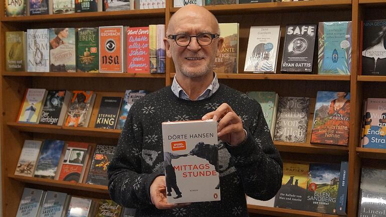 Dörte Hansens 'Mittagsstunde' ist die 'Allzweckwaffe' von Buchhändler Franz Wölfel.