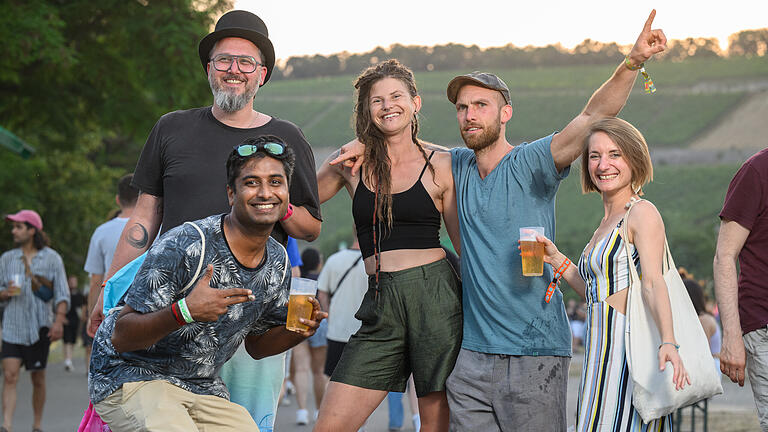 Umsonst & Draussen       -  Trotz Temperaturen weit über 30 Grad Celsius tummeln sich am Sonntag (19.06.22) zahlreiche Besucher auf dem Gelände des Umsonst & Draussen Festivals in Würzburg. Insgesamt kamen an dem langem Wochenende um die 70.000 zum Feiern auf die Mainwiesen.