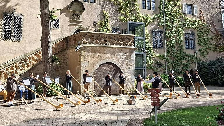 Im Schloss Aschach veranstalten verschiedene Alphornbläser ein Benefizkonzert. Im Schloss Aschach veranstalten verschiedene Alphornbläser ein Benefizkonzert.