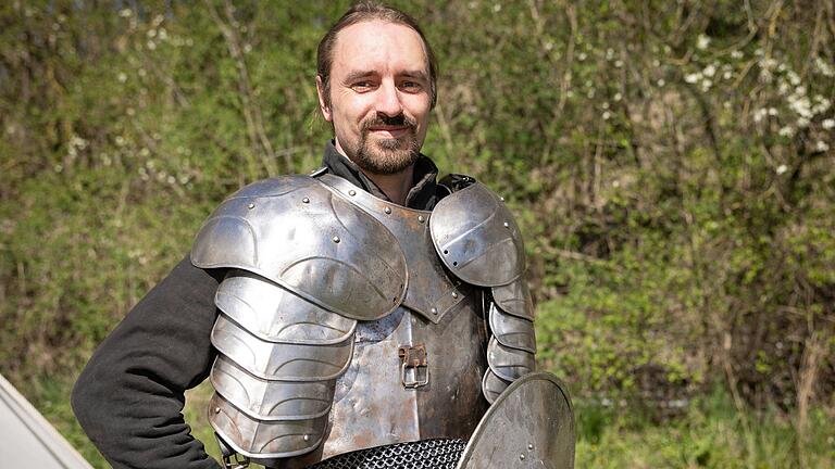 Als Söldner kämpft Sven Bauer auf dem Mittelalterfest in Gaukönigshofen gemeinsam mit seiner Gilde und unterhält die Zuschauerinnen und Zuschauer.