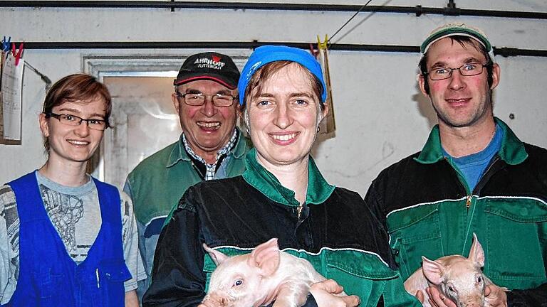 Wenige Tage alt sind die Ferkel im Schweinezucht- und Schweinemastbetrieb von Margarete und Martin Uhlmann in Mönchsondheim. Im Bild (von links) Azubi Jana Emmert, Senior Georg Weigand, Margarete und Martin Uhlmann.