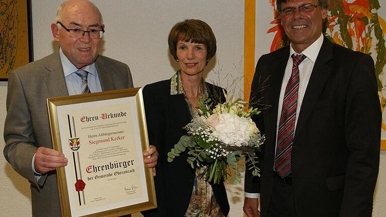 30 Jahre lang war Siegmund Kerker Bürgermeister von Oberaurach, jetzt ist er Ehrenbürger der Gemeinde, die er aus ehemals acht selbstständigen Gemeinden formte. Bürgermeister Thomas Sechser überreichte ihm die Ernennungsurkunde und dankte Karin Kerker mit einem Blumenstrauß für den großen Rückhalt, den sie ihrem Mann während seiner Amtszeit gab. 30 Jahre lang war Siegmund Kerker Bürgermeister von Oberaurach, jetzt ist er Ehrenbürger der Gemeinde, die er aus ehemals acht selbstständigen Gemeinden formte. Bürgermeister Thomas Sechser überreichte ihm die Ernennungsurkunde und dankte Karin Kerker mit einem Blumenstrauß für den großen Rückhalt, den sie ihrem Mann während seiner Amtszeit gab.