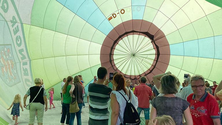 Eine von vielen Attraktionen: die begehbare Ballonhülle.  Für Wagemutige gab es zudem die Möglichkeit, sich in einen 'Ballon am Kran' zu begeben.