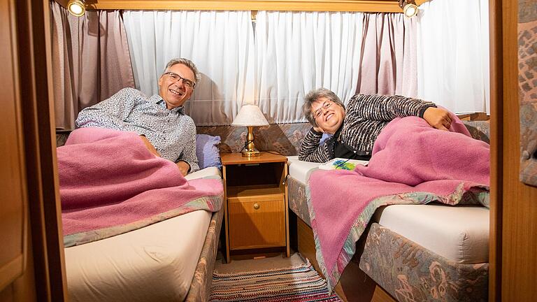 Couchsurfing in Unterfranken: Claudia und Heiko Nieland in den Betten in ihren Wohnwagen in Bad Kissingen, die sie für Übernachtungen anbieten.&nbsp;